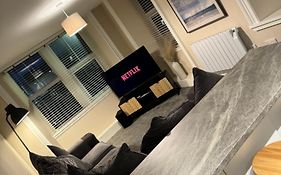 Central 2Br Apartment - Sleeps 4 - Parking & Pets - Coast Serviced Apartments - Enquire For Trade & Long Stays